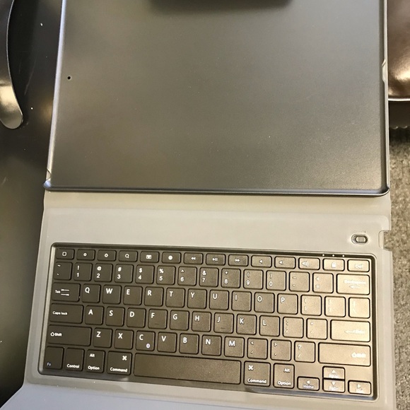 12.9 IPad case with Bluetooth wireless keyboard - Picture 3 of 5